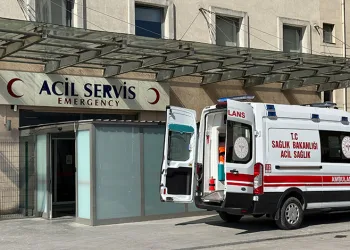 Okul zilinden rahatsız oldu, müdürün boğazını kesti