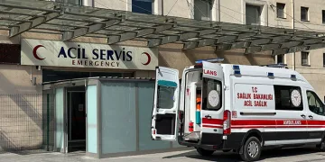 Okul zilinden rahatsız oldu, müdürün boğazını kesti