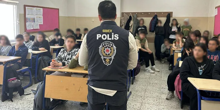 Üstü açık bırakılan çukur tehlike saçıyor