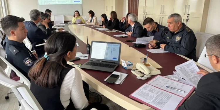 Virajı alamadı, karşı şeride geçerek taksiye çarptı
