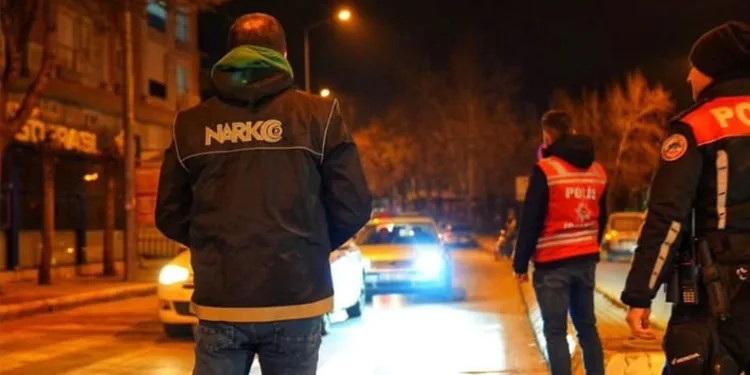 Üstü açık bırakılan çukur tehlike saçıyor