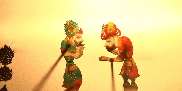 Karagöz ve Hacivat’a ömrünü adadı, gölge oyunlarını gelecek nesillere aktarıyor