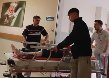 Bursa’da devrilen motosiklet aracın altına girdi: 1 yaralı