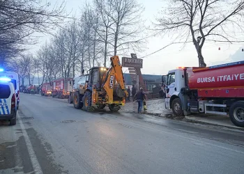 Bursa’da yangın bölgesinde güvenlik önlemi alan polise saldırı