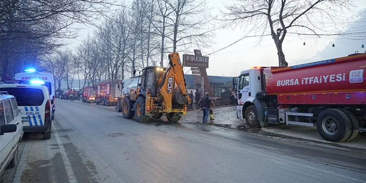 Bursa’da yangın bölgesinde güvenlik önlemi alan polise saldırı