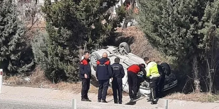 Yoldan çıkıp devrilen tır alev alev yandı