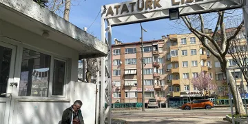 Karagöz ve Hacivat’a ömrünü adadı, gölge oyunlarını gelecek nesillere aktarıyor