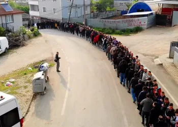Bayramlaşma kuyruğu 1 kilometreyi buldu