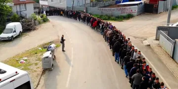 Bayramlaşma kuyruğu 1 kilometreyi buldu