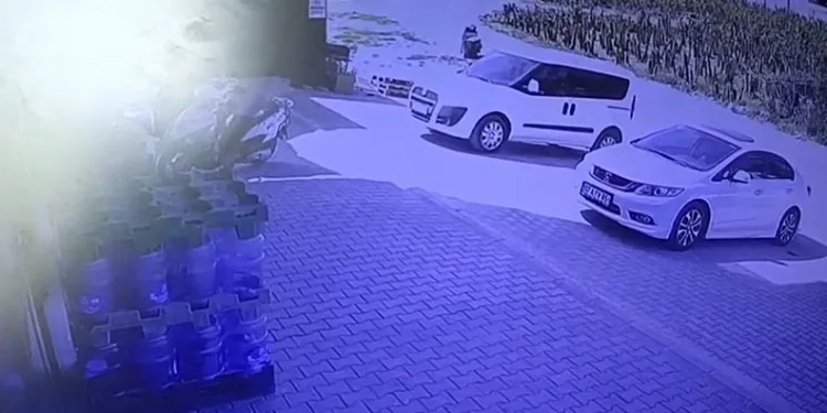 Üstü açık bırakılan çukur tehlike saçıyor
