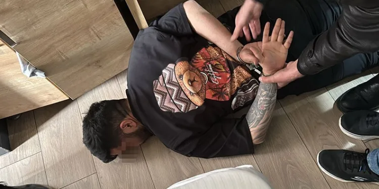İzmir’de taksiciyi gasbeden şahıs otel odasında yakalandı