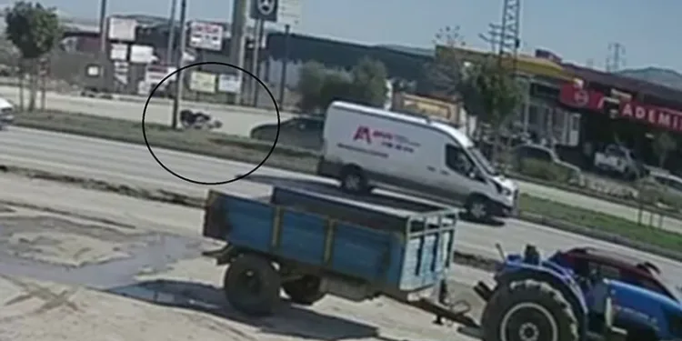 Otomobille çarpışan motosikletlinin metrelerce sürüklendiği kaza kamerada