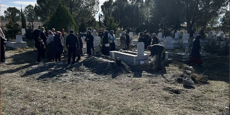 Otomobille çarpışan motosikletlinin metrelerce sürüklendiği kaza kamerada