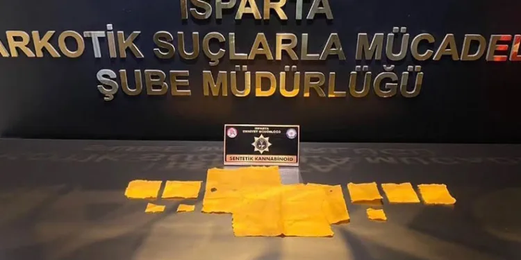 Diyarbakır’da ağaca çarpan otomobilin sürücüsü yaralandı