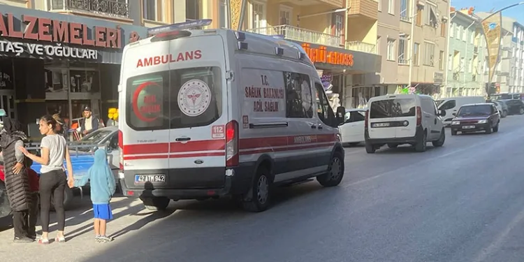 Otomobille çarpışan motosikletlinin metrelerce sürüklendiği kaza kamerada