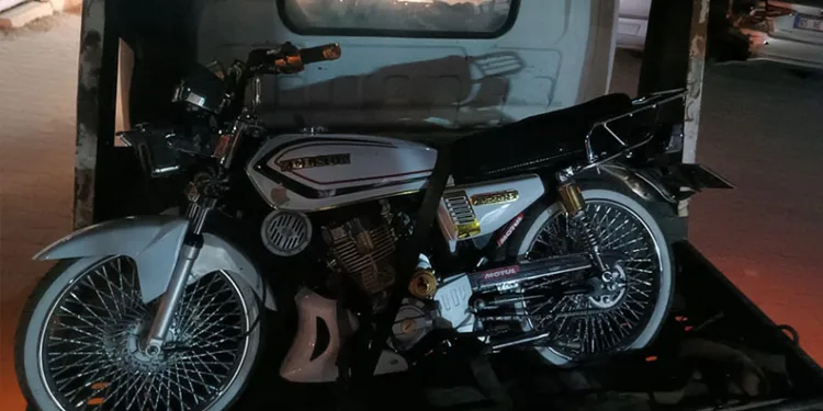 Otomobille çarpışan motosikletlinin metrelerce sürüklendiği kaza kamerada