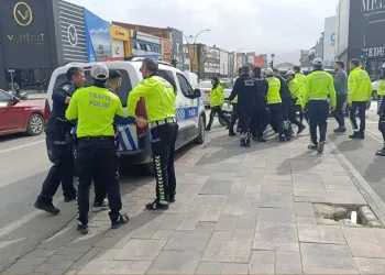Bursa’da kasktan ceza yedi, ekiplere zor anlar yaşattı