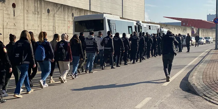 Ataşehir’de bilincini kaybeden sürücü araçlara çarparak durdu