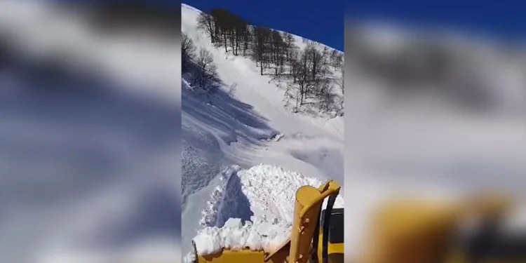 Otomobille çarpışan motosikletlinin metrelerce sürüklendiği kaza kamerada