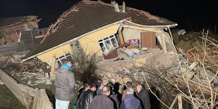 Yoldan çıkıp devrilen tır alev alev yandı