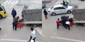 Bursa Valisi Ayyıldız, bayram öncesi çocukları ve büyükleri unutmadı