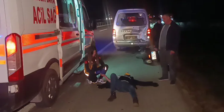 Kaza yapan araca yardım için durdu, arkadan motosiklet çarptı: 5 yaralı