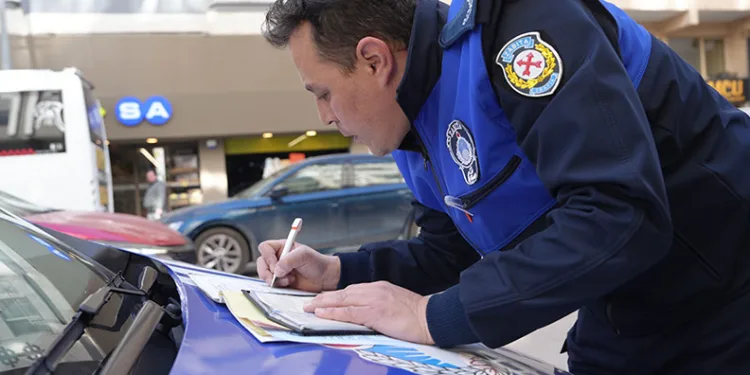 Otomobille çarpışan motosikletlinin metrelerce sürüklendiği kaza kamerada