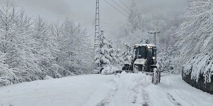 Trabzon’da 124 mahalle yolu kar nedeniyle ulaşıma kapandı