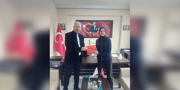 Bakan Yerlikaya, sahipsiz köpeklerin saldırdığı Tunahan’ı ve ailesini ziyaret etti