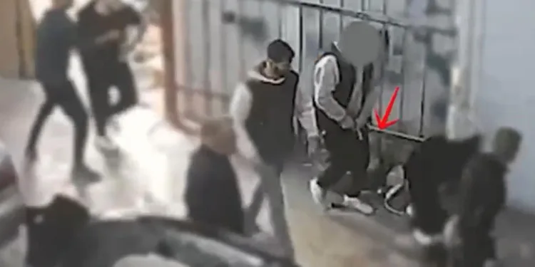 Hafif ticari araç refüje çıktı: 1 yaralı