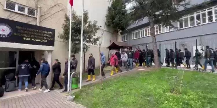 Bursa’da çocuklar kapı kapı bayramlaştı