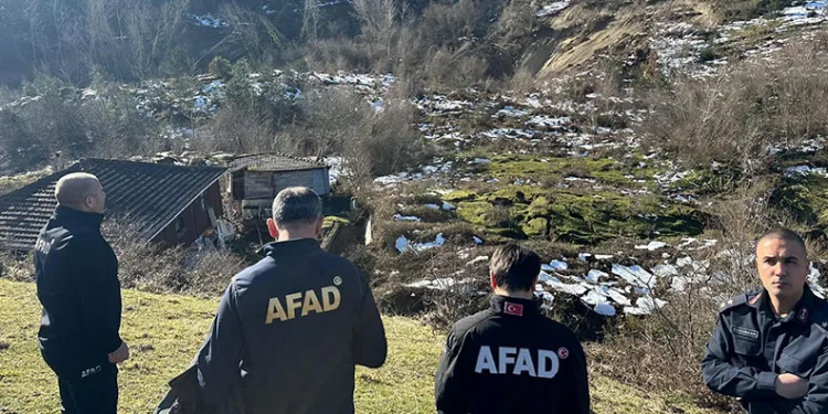 Ataşehir’de bilincini kaybeden sürücü araçlara çarparak durdu