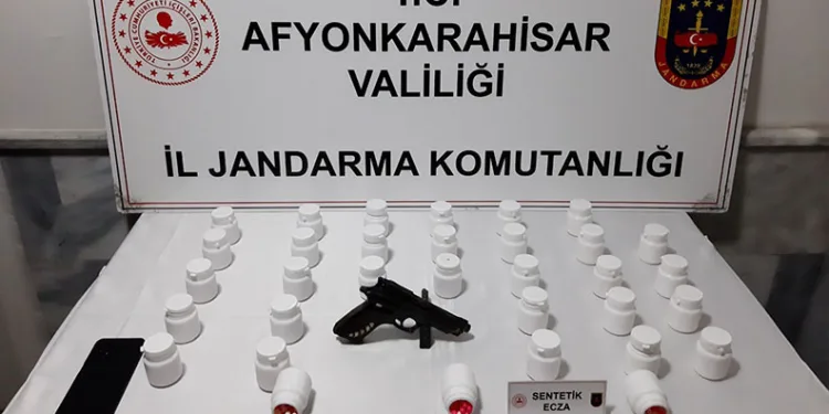 Bakan Yerlikaya, sahipsiz köpeklerin saldırdığı Tunahan’ı ve ailesini ziyaret etti