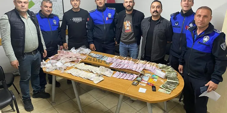 Otomobille çarpışan motosikletlinin metrelerce sürüklendiği kaza kamerada