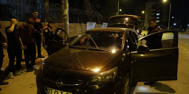 Hafif ticari araç refüje çıktı: 1 yaralı