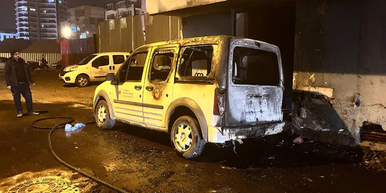 14. katın penceresine çıkan şahıs ikna sonucu indirildi
