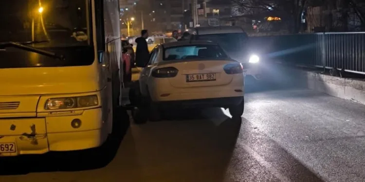 Refüje çıkan kamyonet ağaçları devirip, direğe çarparak durabildi