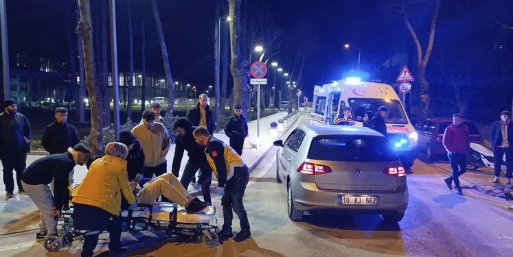 Bursa’da motosiklet otomobile çarptı: 3 yaralı