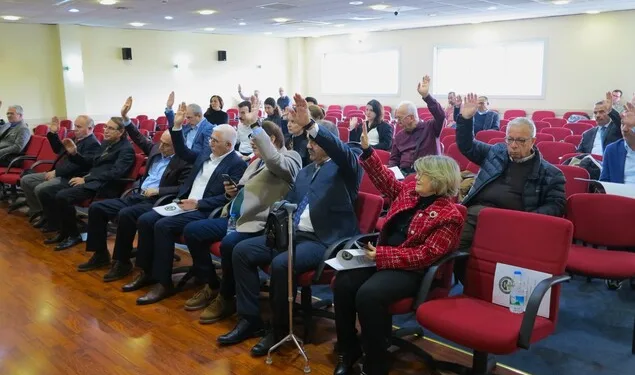 Bursa’da motosiklet otomobile çarptı: 3 yaralı