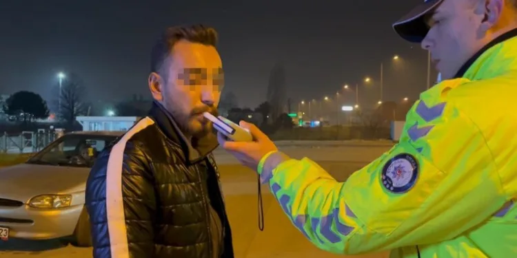 Bursa’da motosiklet otomobile çarptı: 3 yaralı