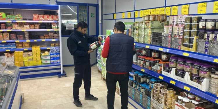 Zabıta ekipleri ürünleri tek tek kontrol etti