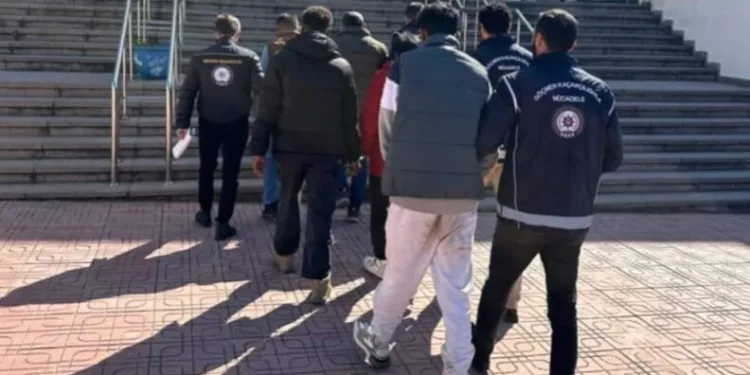 Zabıta ekipleri ürünleri tek tek kontrol etti