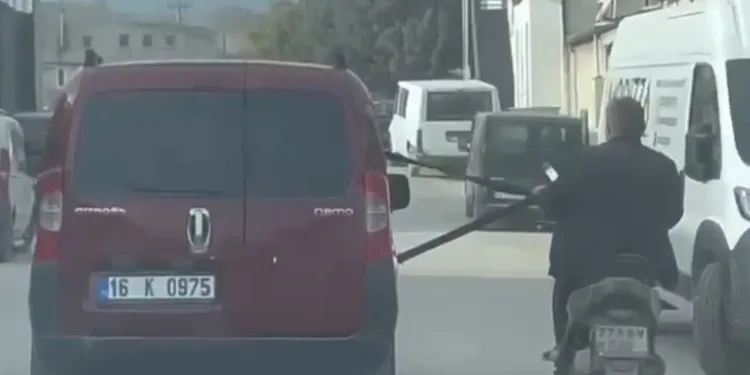 Emniyet kemerine tutunarak motosiklet çektiler