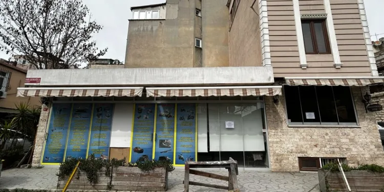 Emniyet kemerine tutunarak motosiklet çektiler
