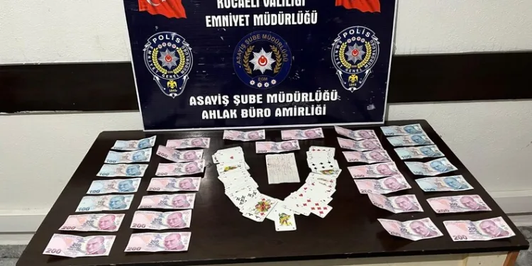 Emniyet kemerine tutunarak motosiklet çektiler