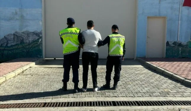 Emniyet kemerine tutunarak motosiklet çektiler