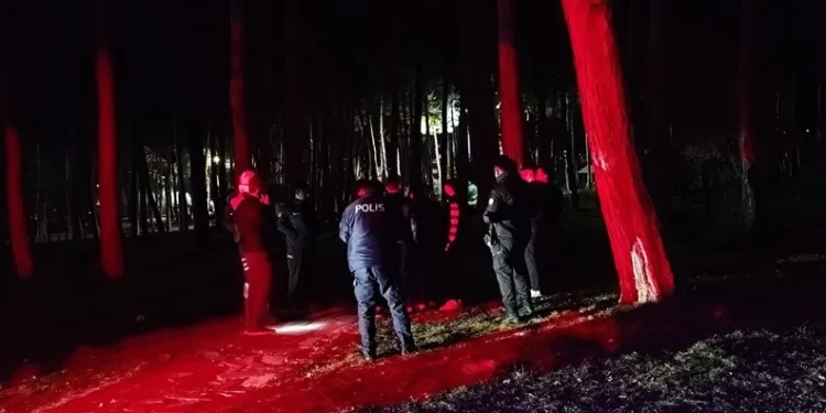 Emniyet kemerine tutunarak motosiklet çektiler
