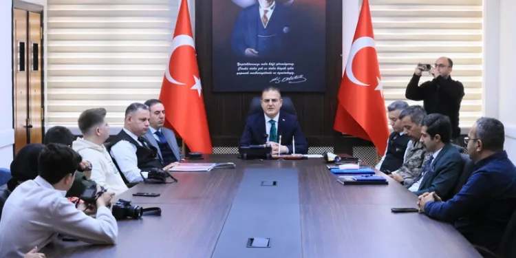 Emniyet kemerine tutunarak motosiklet çektiler