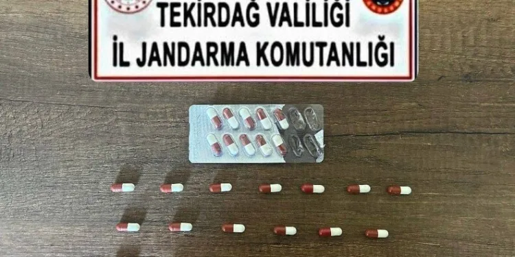 Emniyet kemerine tutunarak motosiklet çektiler