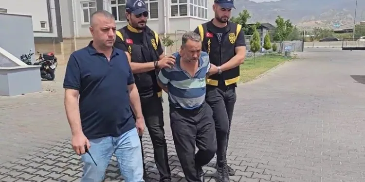 Emniyet kemerine tutunarak motosiklet çektiler